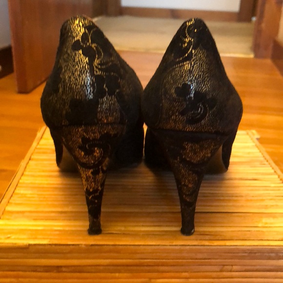 Stuart Weitzman Vintage Black & Gold suede heels - Picture 4 of 6